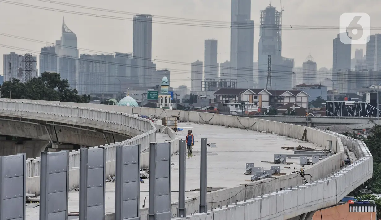 Aktivitas pekerja saat menyelesaikan proyek pembangunan Kereta Cepat Jakarta-Bandung di kawasan Halim Perdanakusuma, Jakarta, Selasa (8/3/2022). PT KCIC menyatakan pengerjaan proyek Kereta Cepat Jakarta-Bandung telah mencapai 80,31 persen dari target penyelesaian. (merdeka.com/Iqbal S. Nugroho)