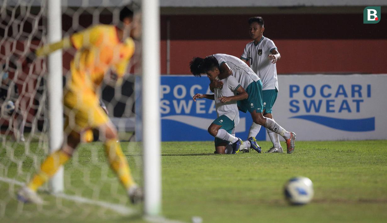 Kafiatur bahkan berhasil membuat penjaga gawang Timnas Vietnam U-16 tak berkutik dan hanya bisa melihat bola masuk ke gawangnya. (Bola.com/Bagaskara Lazuardi)