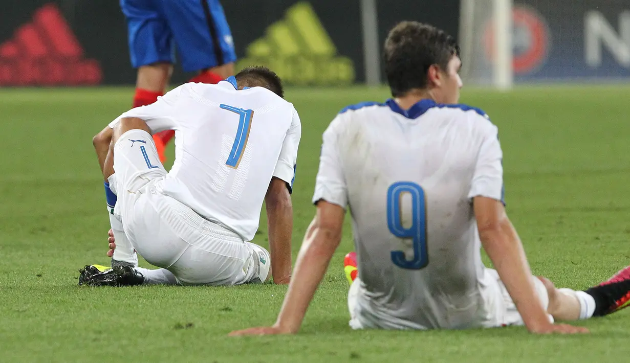 Dua pemain Italia U-19 Piala Eropa 2016 U-19 terlihat lemas usai kalah di babak Final oleh Prancis dengan skor 4-0, Jerman, Minggu (24/7). (AFP PHOTO/Daniel Roland) 