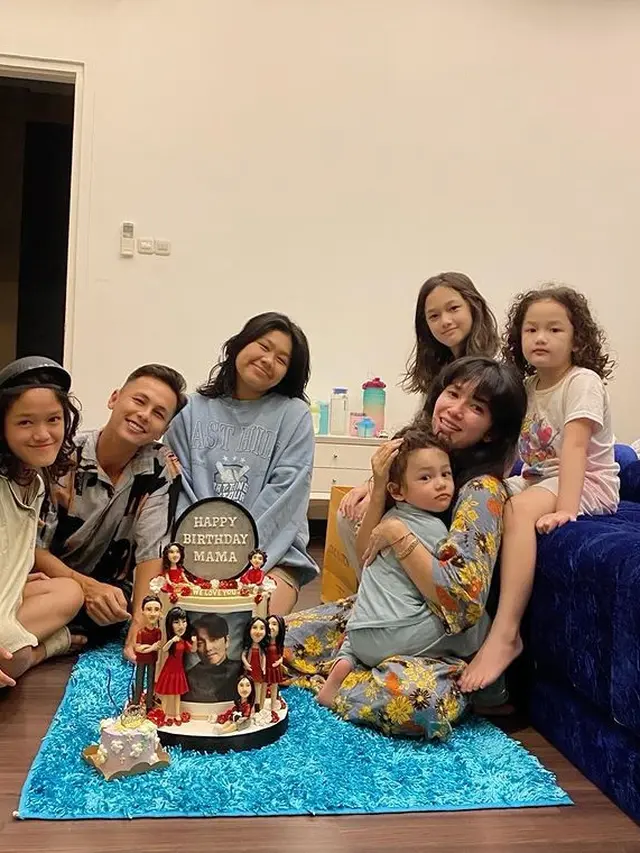 Momen ulang tahun Ussy Sulistiawaty. (Foto: Instagram/ussypratama)