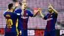 Pemain Barcelona, Lionel Messi bersama Ivan Rakitic dan Andres Iniesta merayakan gol ke gawang Las Palmas pada pertandingan Liga Spanyol di Camp Nou, Senin (2/10) dini hari. Bermain tanpa suporter, Barcelona menang telak dengan skor 3-0. (JOSE JORDAN/AFP)