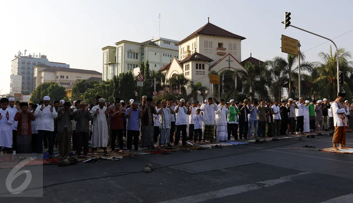Umat Muslim di kawasan Jatinegara dan sekitarnya melaksanakan sholat Idul Adha 1436 H, Jakarta, Kamis (24/9/2015). Ruas Jalan Jatinegara Barat disulap menjadi tempat pelaksanaan salat. (Liputan6.com/Yoppy Renato)
