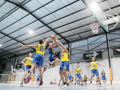 Para pebasket putri Merpati Bali saat berlatih di Futsal Hut, Asaba Arena, Jumat (20/1/2017). Latihan untuk memantapkan strategi mengikuti kompetisi "Merpati Bali Basketball Challenge" di Denpasar, Bali, 2-7 Februari 2017. (Bola.com/Nicklas Hanoatubun)