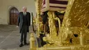 Kereta kencana berlapis emas, yang terakhir kali terlihat di Westminster Hall yang bersejarah pada tahun 2005, ini akan kembali dipamerkan mulai 2 Mei hingga musim gugur untuk memperingati penobatan Raja Charles III. (AP Photo/Alberto Pezzali)