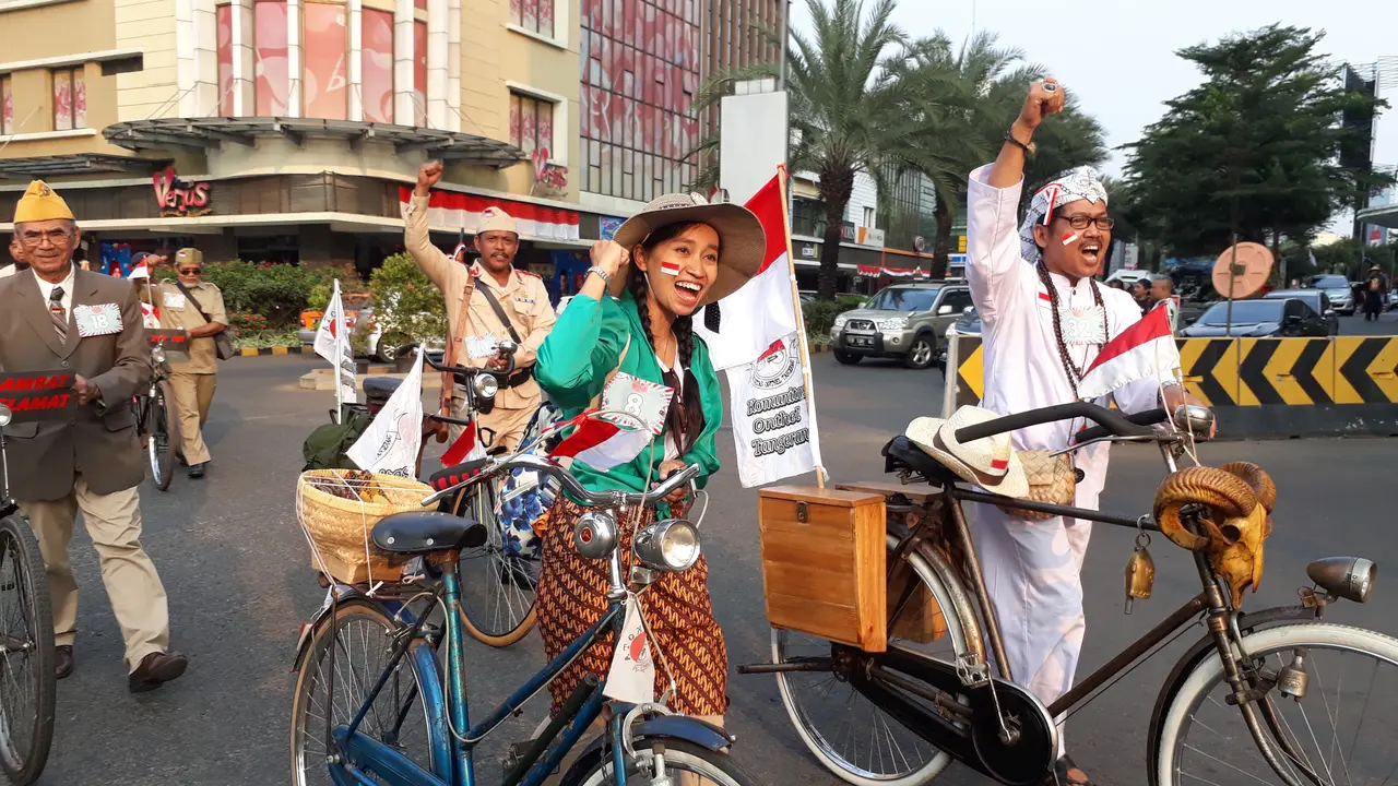 Pawai sepeda ontel membuka nonton bareng opening ceremony Asian Games 2018, di pelataran parkir Tangcity Mall, Kota Tangerang.