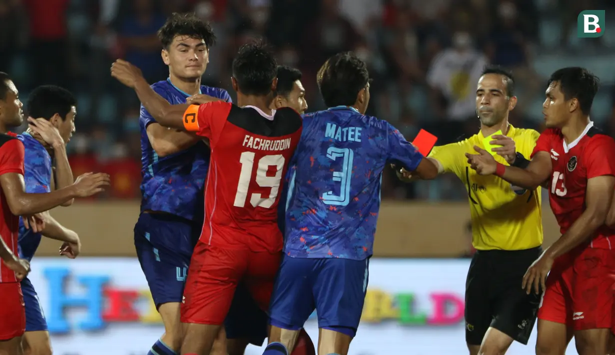 <p>Ketegangan terjadi di penghujung laga babak extra time saat Timnas Indonesia tertinggal 0-1 dari Thailand saat semifinal SEA Games 2021 yang berlangsung di Stadion Thien Truong, Nam Dinh, Kamis (19/5/2022). (Bola.com/Ikhwan Yanuar)</p>