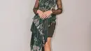 Prilly Latuconsina tampil dengan busana yang elegan. Gaun ini menggunakan kain tenun yang dirancang menjadi bustier dress berpadu dengan kain brukat yang manis. (instagram/prillylatuconsina96)