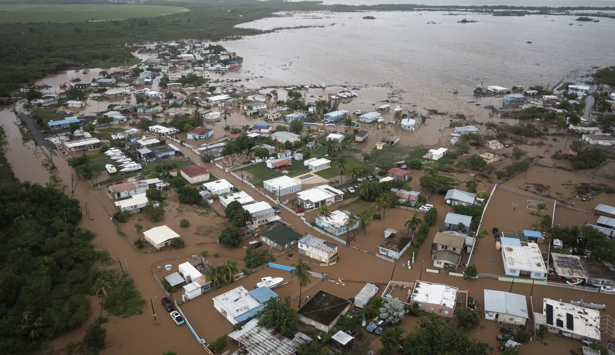 Rumah-rumah terendam banjir di Pantai Salinas setelah lewatnya Badai Fiona di Salinas, Puerto Rico, Senin, 19 September 2022. Badai Fiona yang menerjang Puerto Rico menyebabkan banjir dan tanah longsor. (AP Photo/Alejandro Granadillo)