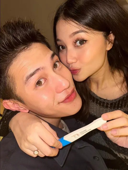 Julian Jacob terlihat sumringah dan kompak menunjukkan hasil tes kehamilan Mirriam Eka. Keduanya pamer potret romantis usai mengetahui bakal segera punya momongan. (Liputan6.com/IG/julianjacob)