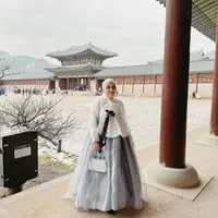 Selama di Negeri Ginseng tersebut, istri Atta Halilintar itu selalu tampil stylish dengan outfit-outfit musim dingin pilihannya. [@aurelie.hermansyah]