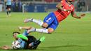 Gelandang Cile, Arturo Vidal (kanan) dijatuhkan pemain Uruguay, Jorge Fucile. (AFP PHOTO/MARTIN BERNETTI)