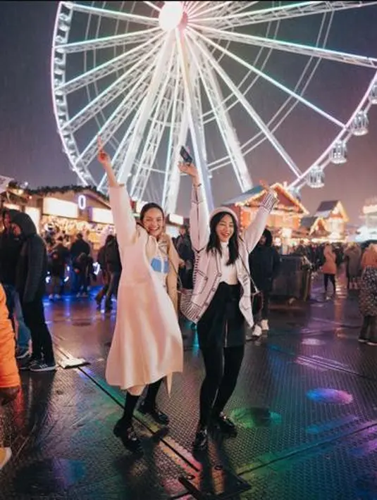 Tak kalah modis, Hesti tampil dengan padu padan knit cardigan di atas turtleneck top dan mini skirt. Untuk menjaganya tetap hangat, Hesti juga melengkap gayanya dengan beanie, celana panjang dan sepatu boots. @enzystoria/@hestipurwadinata.