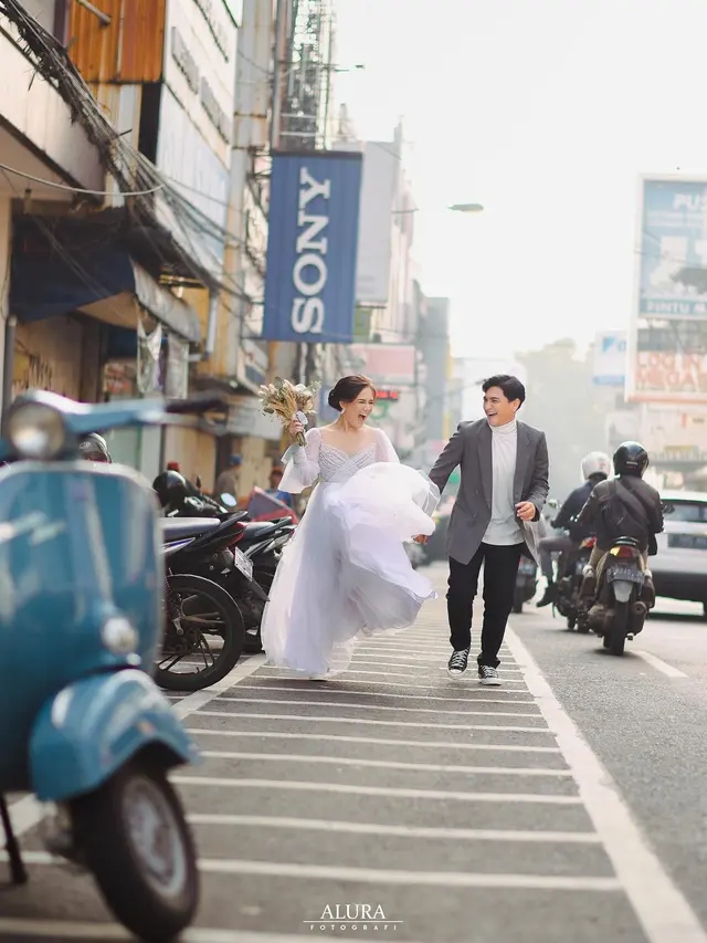 7 Prewedding Masayu Clara dan Qausar Harta, Tampil Romantis di Pinggir Jalan
