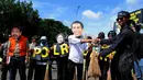 Puluhan massa melakukan aksi teatrikal menggambarkan sapu lidi sebagai simbol 'besih-besih',  Jakarta, Rabu (21/1/2015). Aksi unjuk rasa ini dilakukan untuk menolak pencalonan Komjen Budi Gunawan (BG) menjadi Kapolri. (Liputan6.com/Faisal R Syam)