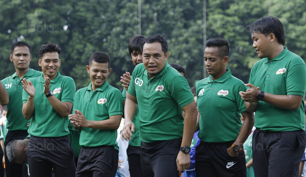 Mantan pemain Timnas Indonesia, Gendut Doni, memberikan pelatihan kepada pesepak bola cilik di Lapangan Simprug, Jakarta, Sabtu (16/12/2017). Legenda sepak bola Indonesia ikut berpartisipasi pada MILO Football Clinic Day. (Bola.com/M Iqbal Ichsan)