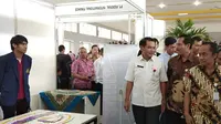 Sekretaris Daerah (sekda) Kota Malang Wasto (tiga dari kanan) saat meninjau stand-stand pameran job market fair di Gedung Balai Merdeka. (Fisca Tanjung/JawaPos.com)