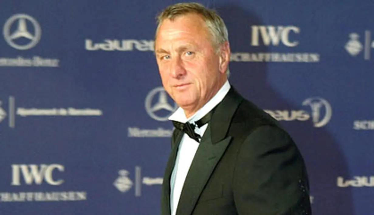 Holland's Johann Cruyff poses on arrival at the Laureus Sports awards taking place in the Palau Sant Jordi in Barcelona, 02 April 2007.
AFP PHOTO/CESAR RANGEL