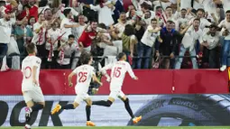 Pemain Sevilla, Youssef En-Nesyri, melakukan selebrasi setelah mencetak gol ke gawang Manchester United  pada laga leg kedua perempat final Liga Europa di Stadion Ramon Sanchez Pizjuan, Jumat (21/4/2023). (AP Photo/Jose Breton)