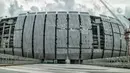 Tampak dari luar lapangan utama Jakarta International Stadium (JIS), Papanggo, Jakarta Utara, Selasa (7/12/2021). Progres pembangunan stadion sepakbola dengan kapasitas 82.000 penonton tersebut saat ini baru mencapai 87 persen. (merdeka.com/Iqbal S Nugroho)