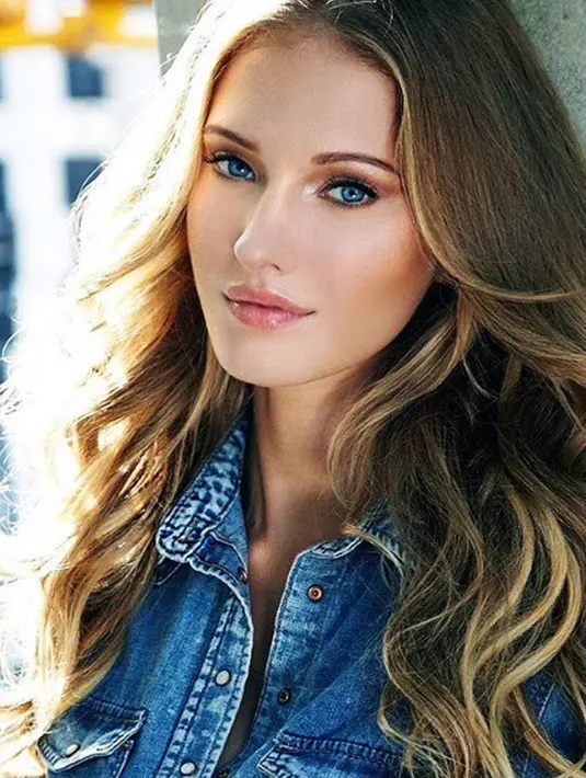 Model asal Polandia, Ela Kawalec berpose dalam sesi pemotretan untuk Elite Models Miami.Ela dan Leo terlihat asyik bermesraan dalam sebuah pesta di New York City. (Instagram.com/ela.kawalec)