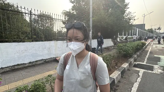 Sisi memunguti sampah di tengah demonstrasi. (Liputan6.com/Ady Anugrahadi)