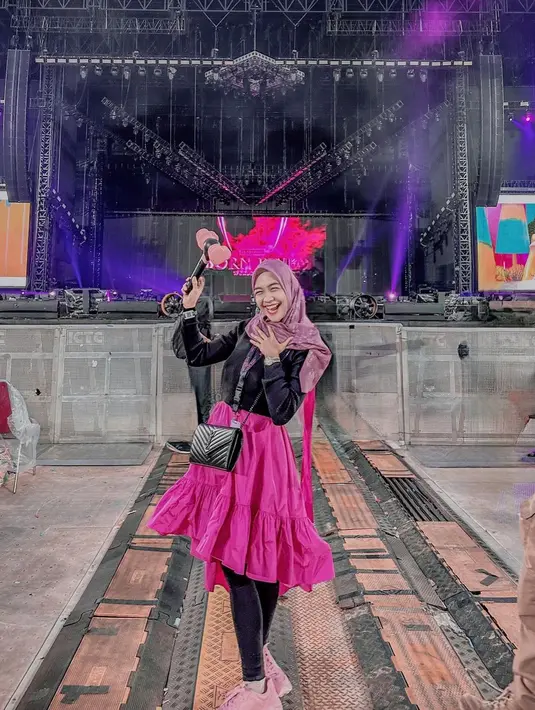 Ria Ricis tampil fresh dan cheerful dengan long sleeve top hitam dan ruffle skirt fuschia yang meriah. [@riaricis1795]