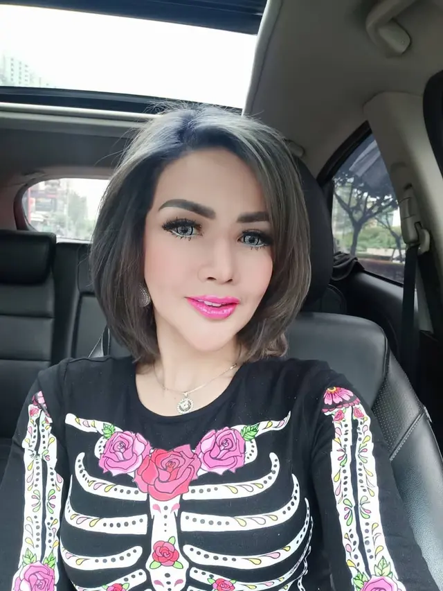 Gaya Barbie Kumalasari dengan Makeup Seperti Boneka (sumber: instagram/barbiekumalasari)