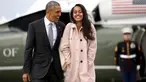 Presiden AS, Barrack Obama berjalan bersama putrinya, Malia, saat akan menaiki pesawat Air Force One dari Bandara O'Hare, Chicago, Kamis (7/4/2016). (REUTERS/Kevin Lamarque)
