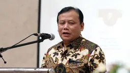 Ketua Bawaslu Abhan memberi sambutan saat seminar kebangsaan bertema "Mewujudkan Pemilu 2019 yang Damai, Bersih, dan Bermartabat", Jakarta, Senin (15/10). Seminar dalam rangka HUT ke - 54 Partai Golkar. (Liputan6.com/Johan Tallo)