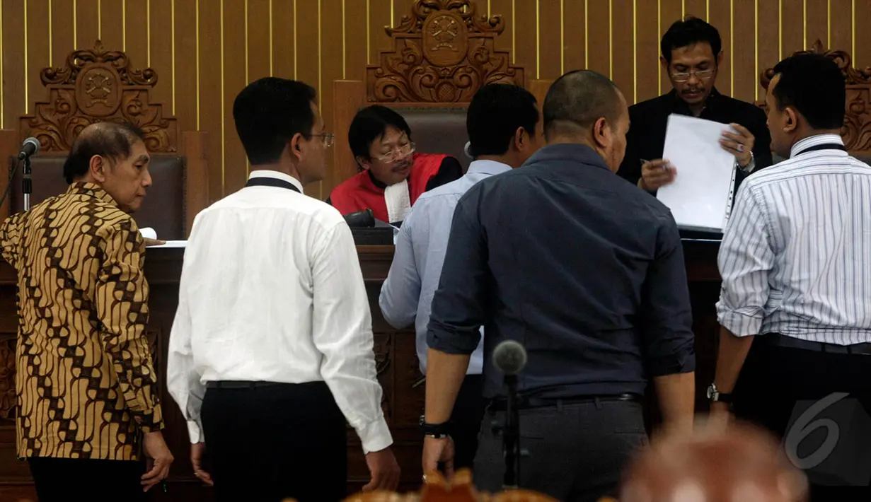 Hakim memeriksa berkas dan barang bukti yang diserahkan oleh kuasa hukum KPK di Pengadilan Negeri Jakarta Selatan, Selasa (19/5/2015).  (Liputan6.com/Yoppy Renato)