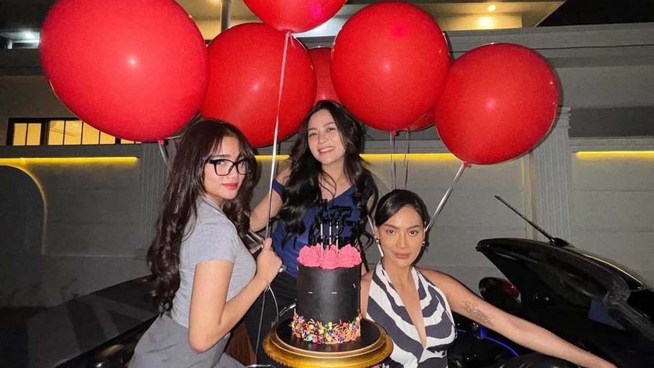 Akui Dulu Ngefans Berat, Ini 7 Potret Fuji yang Kini Jadi Kawan Baik Rachel Vennya - Kagumi Kehidupan Mewahnya