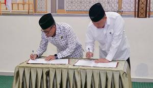 Menteri Agraria dan Tata Ruang/Kepala Badan Pertanahan Nasional (ATR/BPN), Nusron Wahid bersama Rektor Universitas Islam Negeri (UIN) Datokarama Palu, Lukman S. Thahir, menandatangani Nota Kesepahaman/MoU terkait pelaksanaan Kuliah Kerja Nyata (KKN) Tematik di bidang pertanahan pada Rabu (1/4/2026) (Istimewa)