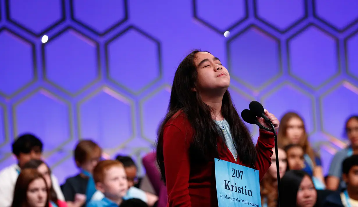 Kristin Milburn (11) mengambil jeda ketika berkompetisi pada babak kedua Scripps National Spelling Bee di Oxon Hill, Maryland, Selasa (28/5/2019). Kompetisi mengeja ini yang tertinggi di AS, dengan peserta yang juga berasal dari negara lain. (AP/Patrick Semansky)