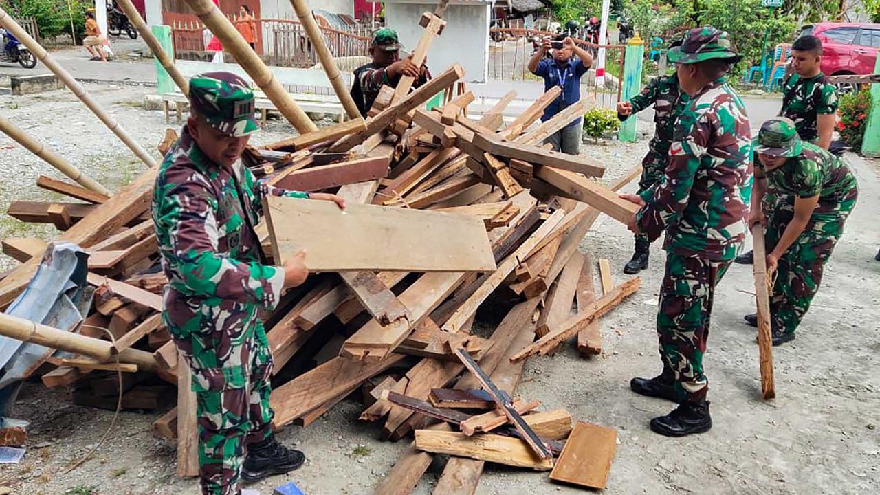 FOTO: TNI AD Bergerak Cepat Bantu Pemulihan Pasca Gempa Poso