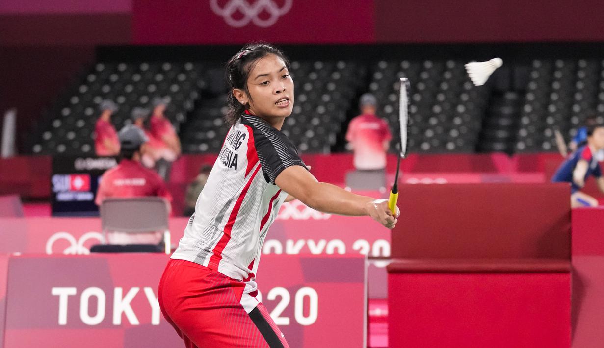 Tunggal putri Indonesia Gregoria Mariska Tunjung melakukan pukulan ke Lianne Tan dari Belgia dalam pertandingan penyisihan Grup M cabang bulu tangkis Olimpiade Tokyo 2020 di Musashino Forest Sports Plaza, Tokyo, Rabu (28/7/2021). Mariska menang 21-11 dan 21-17. (AP Photo/Dita Alangkara)