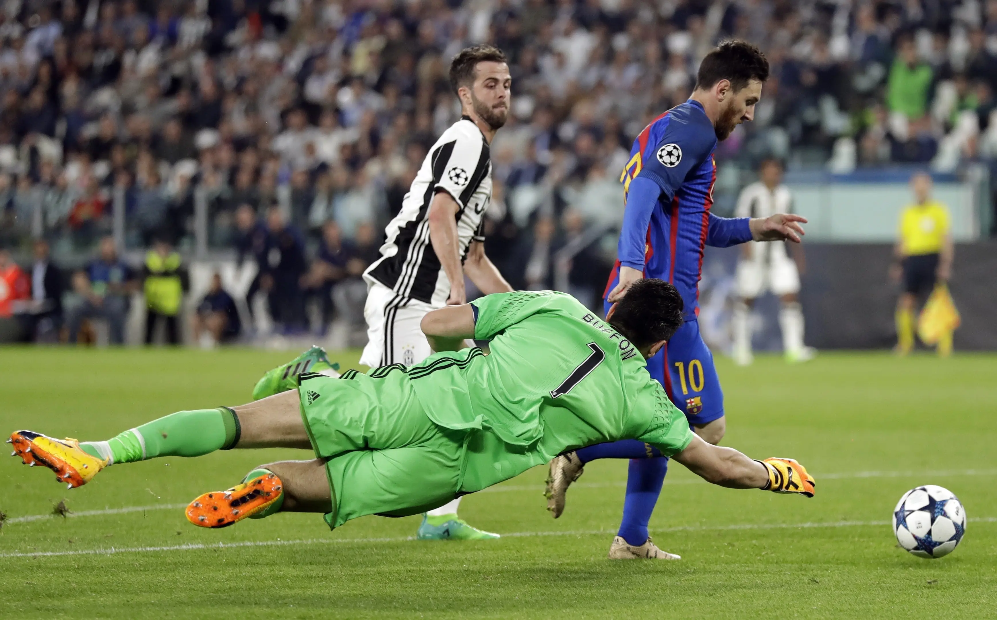 Salah satu aksi kiper Juventus Gianluigi Buffon saat melawan Barcelona di Liga Champions 2016/2017. (AP Photo/Antonio Calanni)