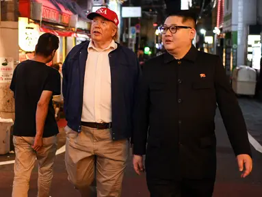 Peniru pemimpin Korea Utara, Kim Jong-un dan peniru Presiden AS, Donald Trump berjalan-jalan selama gelaran KTT G20 di Osaka, Jepang, Jumat (28/6/2019). Sejumlah pemimpin dunia berkumpul dalam KTT G20 yang berlangsung dua hari di Osaka. (Charly TRIBALLEAU/AFP)