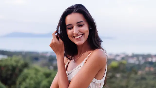 wanita oktober senyum manis