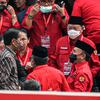 Presiden Joko Widodo atau Jokowi (depan kiri) berbincang dengan sejumlah kader usai hadir dalam pemembuka Rakernas II PDIP di Jakarta, Selasa (21/6/2022). Rakernas PDIP kali ini mengusung tema "Desa Kuat, Indonesia Maju dan Berdaulat".  (Liputan6.com/Faizal Fanani)