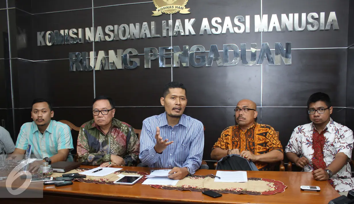 Komnas HAM menggelar konferensi pers terkait penggusuran Kampung Pulo di Kantor Komnas HAM, Jakarta, Senin (24/8/2015). Komnas HAM mengkritik Pemprov DKI Jakarta atas kebijakan tata kota normalisasi Kali Ciliwung. (Liputan6.com/ Gempur Muhammad Surya)