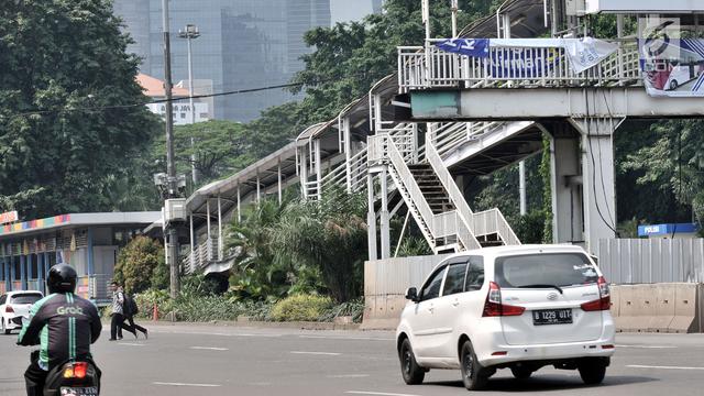 Buntung, JPO Polda Metro Jaya Ancam Keselamatan Pejalan Kaki