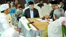Mantan Menko Perekonomian, Hatta Rajasa (tengah) hadir sebagai salah satu saksi di pernikahan Hengky Kurniawan dan Sonya Fatmala di sebuah hotel kawasan TMII, Jakarta, Kamis (23/4/2015). (Liputan6.com/Panji Diksana)