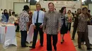 Gubernur Bank Indonesia, Agus Martowardojo (tengah) meninggalkan ruangan usai menjadi pembicara kunci seminar nasional di Kampus Trilogi, Jakarta, Rabu (27/7). Seminar membahas Evaluasi Paket, Evaluasi Ekonomi. (Liputan6.com/Helmi Fithriansyah)