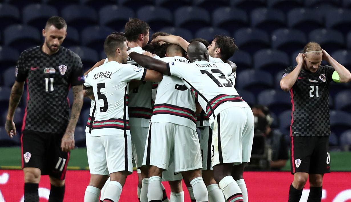 Para pemain Portugal merayakan gol yang dicetak oleh Joao Felix ke gawang Kroasia pada laga UEFA Nations League di Stadion Dragao, Minggu (6/9/2020). Portugal menang dengan skor 4-1. (AP/Miguel Angelo Pereira)