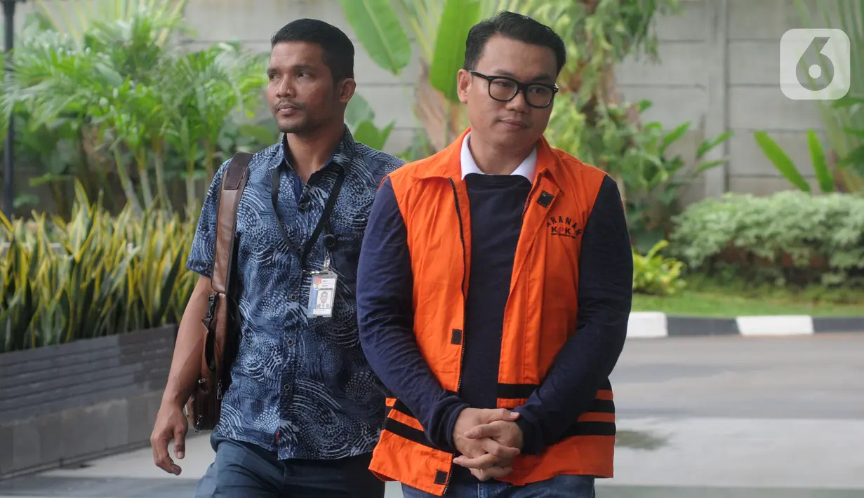 Mantan Dirut Perum Perindo Risyanto Suanda (kanan) saat akan menjalani pemeriksaan di Gedung KPK, Jakarta, Jumat (3/1/2020). Risyanto diperiksa sebagai tersangka untuk melengkapi berkas terkait menerima suap izin kuota impor ikan frozen pacific mackerel atau ikan salem. (merdeka.com/Dwi Narwoko)