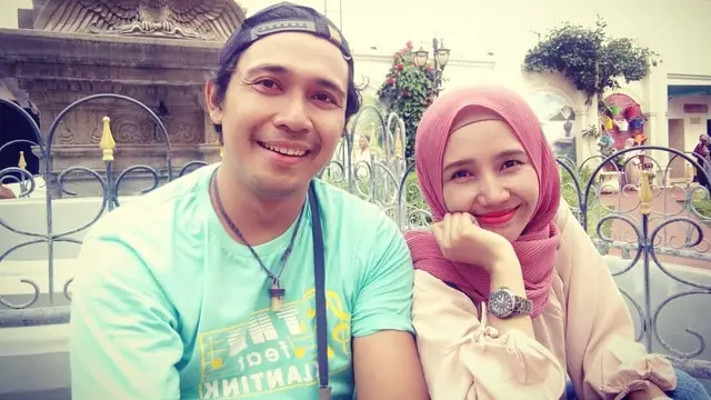 6 Potret Kebersamaan Wawan 'Klantink' dan Istri, Selalu Romantis