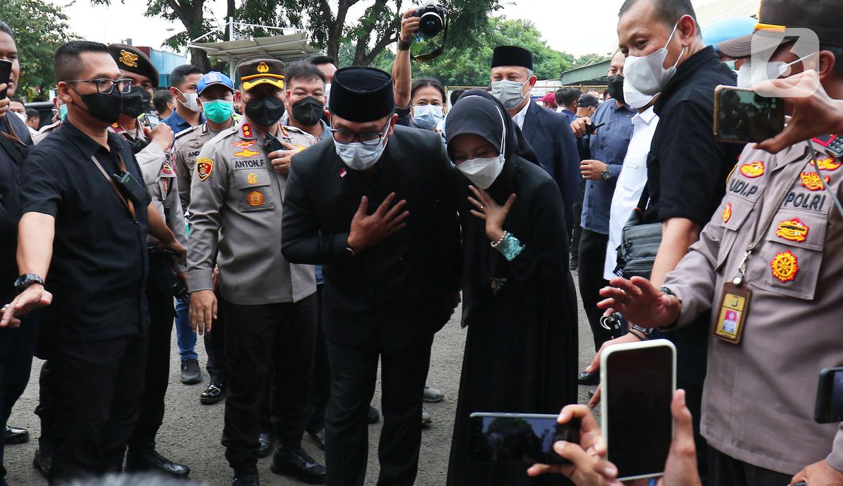 <p>Gubernur Jawa Barat Ridwan Kamil dan istri Atalia Praratya menyapa awak media usai menerima jenazah putranya Emmeril Kahn Mumtadz atau Eril di Bandara Soekarno-Hatta, Minggu (12/6). Ridwan Kamil langsung membawa jenazah Eril menuju Bandung Jawa Barat untuk di makamkan. (Liputan6.com/Angga Yuniar)</p>