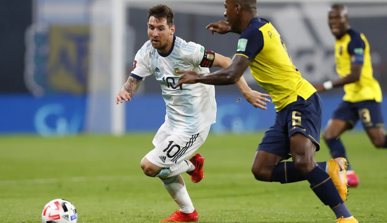 Penyerang Argentina, Lionel Messi, berebut bola atas dengan bek Ekuador, Pervis Estupinan, pada laga kualifikasi Piala Dunia 2022 di Stadion Bombonera, Jumat (9/10/2020) pagi WIB. Argentina menang 1-0 atas Ekuador. (AFP/Agustin Marcarian/pool)