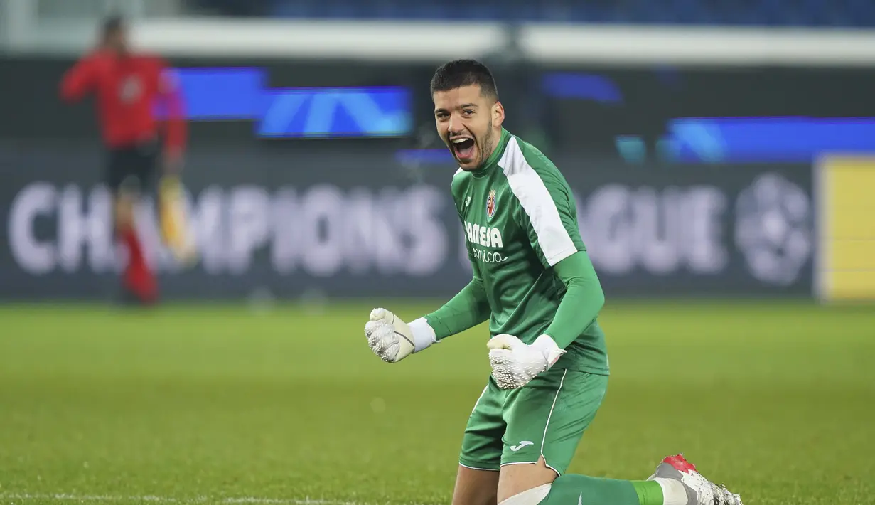 Penjaga gawang Villarreal Geronimo Rulli berselebrasi setelah timnya mengalahkan Atalanta pada pertandingan Grup F Liga Champions di Bergamo, Italia, Jumat (1/12/2021). Villarreal berhak melaju ke 16 besar Liga Champions menemani Manchester United selaku juara grup. (Spada/LaPresse via AP)