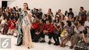 Suasana peragaan busana karya Mel Ahyar di pergelaran busana IPMI Trend Show 2017 di Senayan City, Jakarta, Selasa, (8/11). Mel Ahyar membuktikan kalau seni murni juga bisa dituangkan dalam gaya yang fashionable dan menjual. (Liputan6.com/Gempur M. Surya)